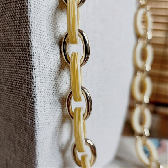 Talbot's Talbots Long Oval Yellowish Swirl Cream Lucite Gold Tone Link Necklace - Picture 3 of 14